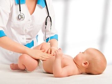 Doctora y bebe neonatos
